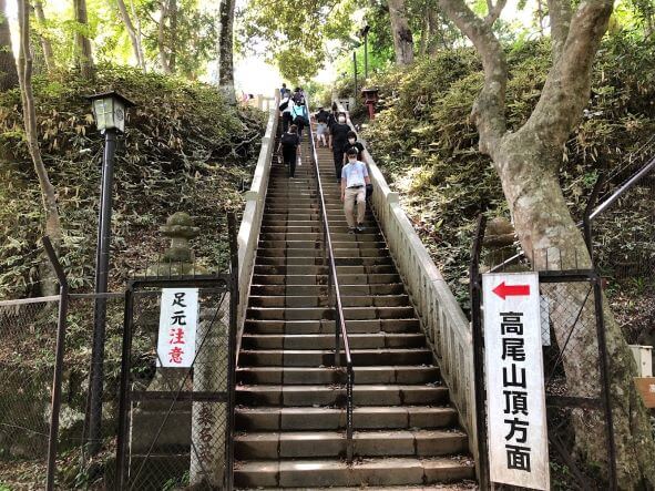 高尾山山頂への階段